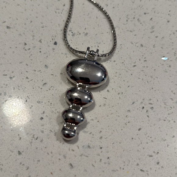 “Touchstone” Elegant Rodium Pendant Necklace with Swarovski crystals - Picture 8 of 8